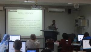 Amos Kujenga presenting on SubectsPlus: a tool for creating online guides. Taken at the EIFL FOSS Regional Training Seminar, Tanzania, November 2011 (Photo: Evan Njoroge)