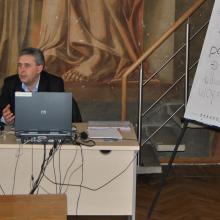 Representative of the Šiauliai County Police discussing online police services with trainees in the library.