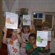Roma and non-Roma children show off certificates for achievements in ICT training.