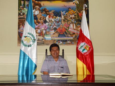 HIGH-LEVEL SUPPORT: Mayor of San Juan la Laguna, Mr Antonio Rodolfo Pérez, supports the library’s service because it increases women’s income.