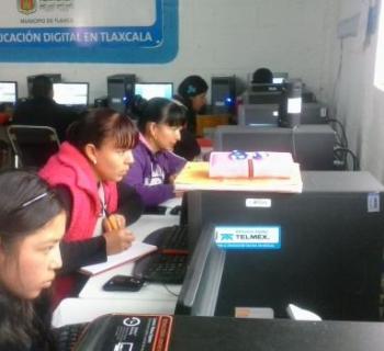 Public Library 'Victoria Dorantes' No. 382, which serves the Atotonilco community in Tlaxo municipality in south-central Mexico, offers a pioneering distance education programme for a rural livestock farming community. People using computers in Public Library 'Victoria Dorantes' No. 382, which serves the Atotonilco community in Tlaxo municipality in south-central Mexico.