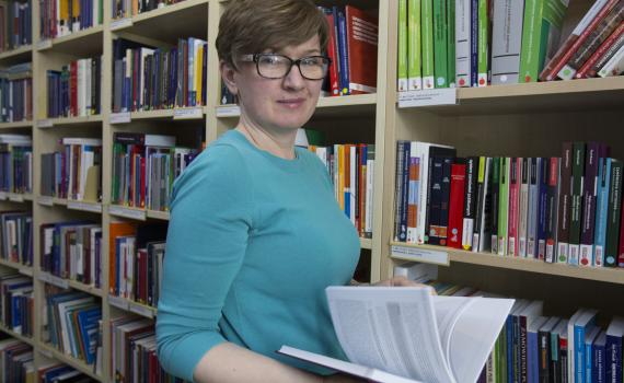 Photo of Barbara Szczepanska in the library at Hogan Lovells