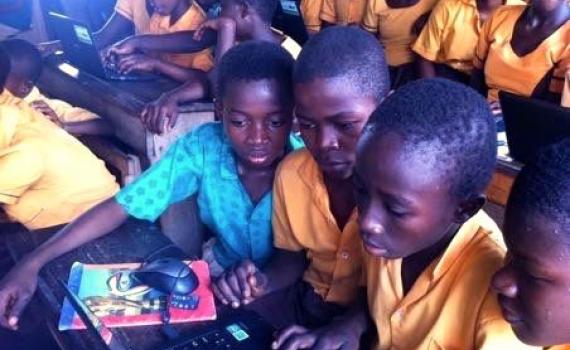 Children in Ashanti learn through the EIFL-supported Hands-on Computer Classes project, which helped over 700 children pass the exam that determines enter to secondary school in 2018. Ghanaian children in a classroom crowding around a computer.