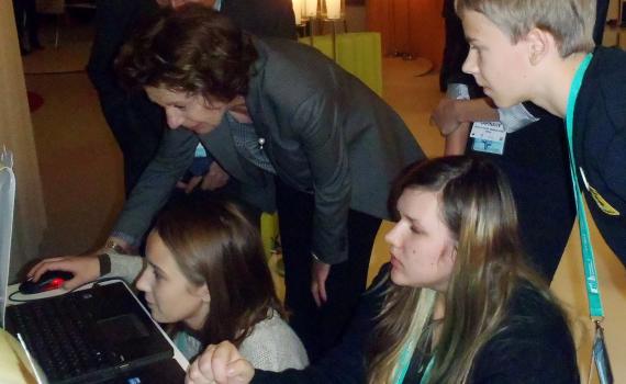 Children show Ms Neelie Kroes how to access and play the game on computers. Children show Ms Neelie Kroes how to access and play the game on computers.