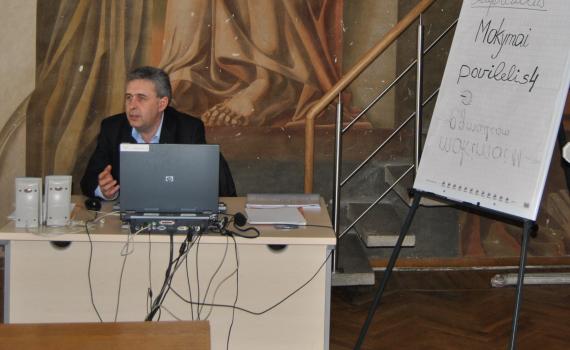 Arturas Šliavas, representative, Šiauliai County Police, discusses online police services with trainees in the library. Representative of the Šiauliai County Police discussing online police services with trainees in the library.