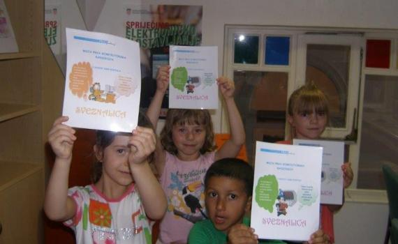 Roma and non-Roma children show off certificates for achievements in training. Roma and non-Roma children show off certificates for achievements in ICT training.
