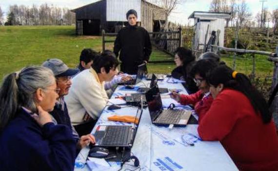 Panguipulli Public Library trained farmers in the fields rather than in their homes because internet connectivity was better out of doors (photo taken back in 2010).