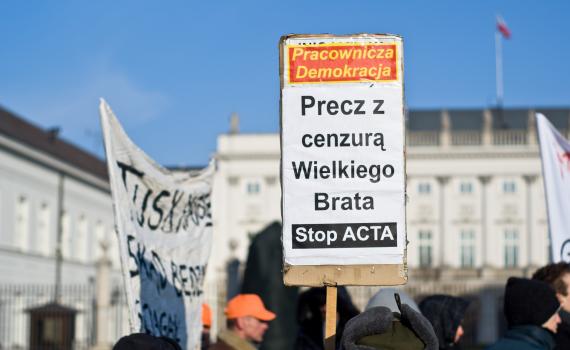 Street protesters with banners in Poland, protesting against the doomed Anti-Counterfeiting Trade Agreement (ACTA). Photo credit: Adam Kliczek, http://zatrzymujeczas.pl (CC-BY-SA-3.0)